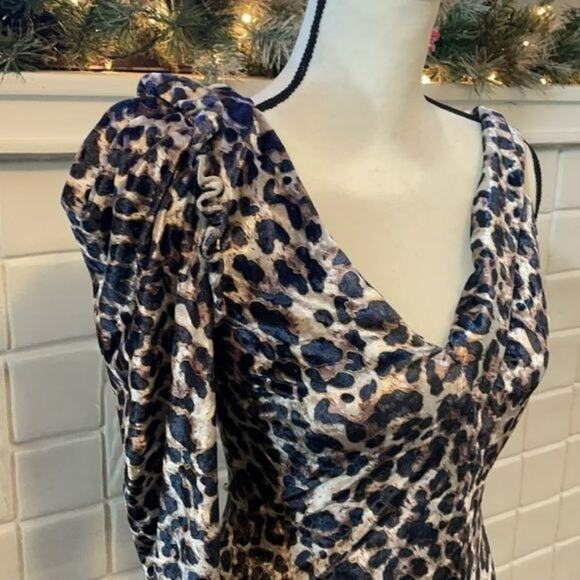 Lavish Alice One Shoulder Leopard Print Velvet Dress 4 NWT - Picture 5 of 10